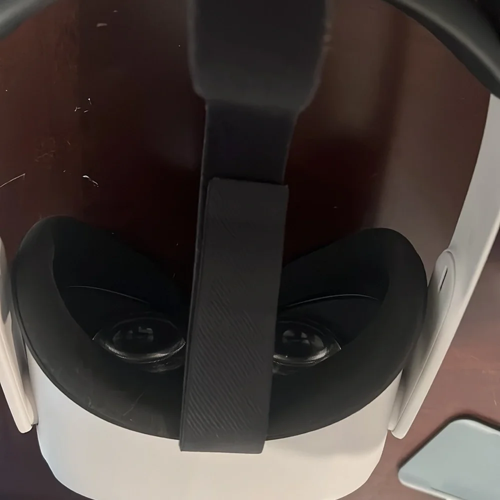 Oculus with elite strap but no case great condition and comes with controllers